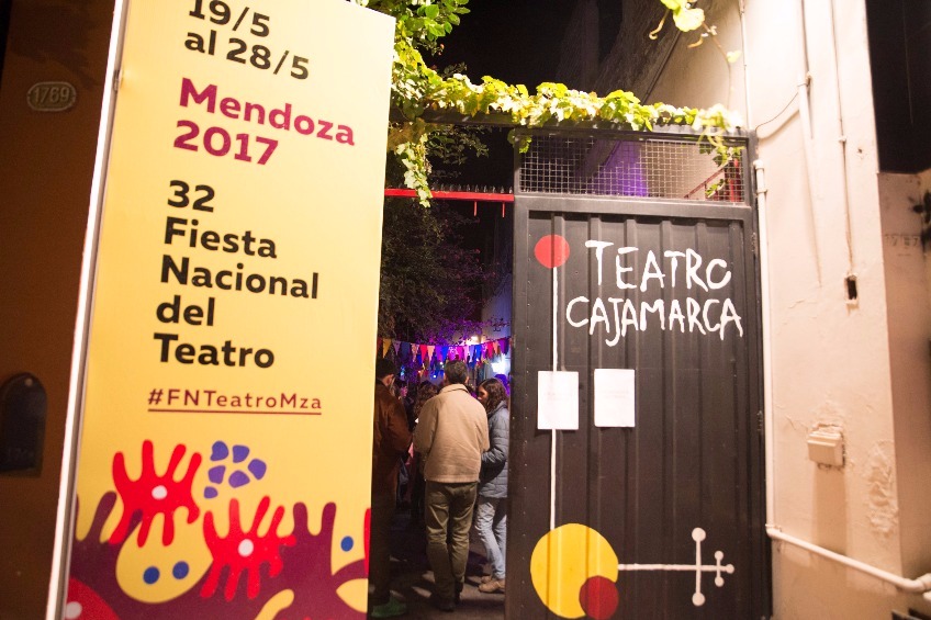 El Teatro Cajamarca vestido de fiesta para la presentación del espectáculo "Caja 99" de Tierra del Fuego.